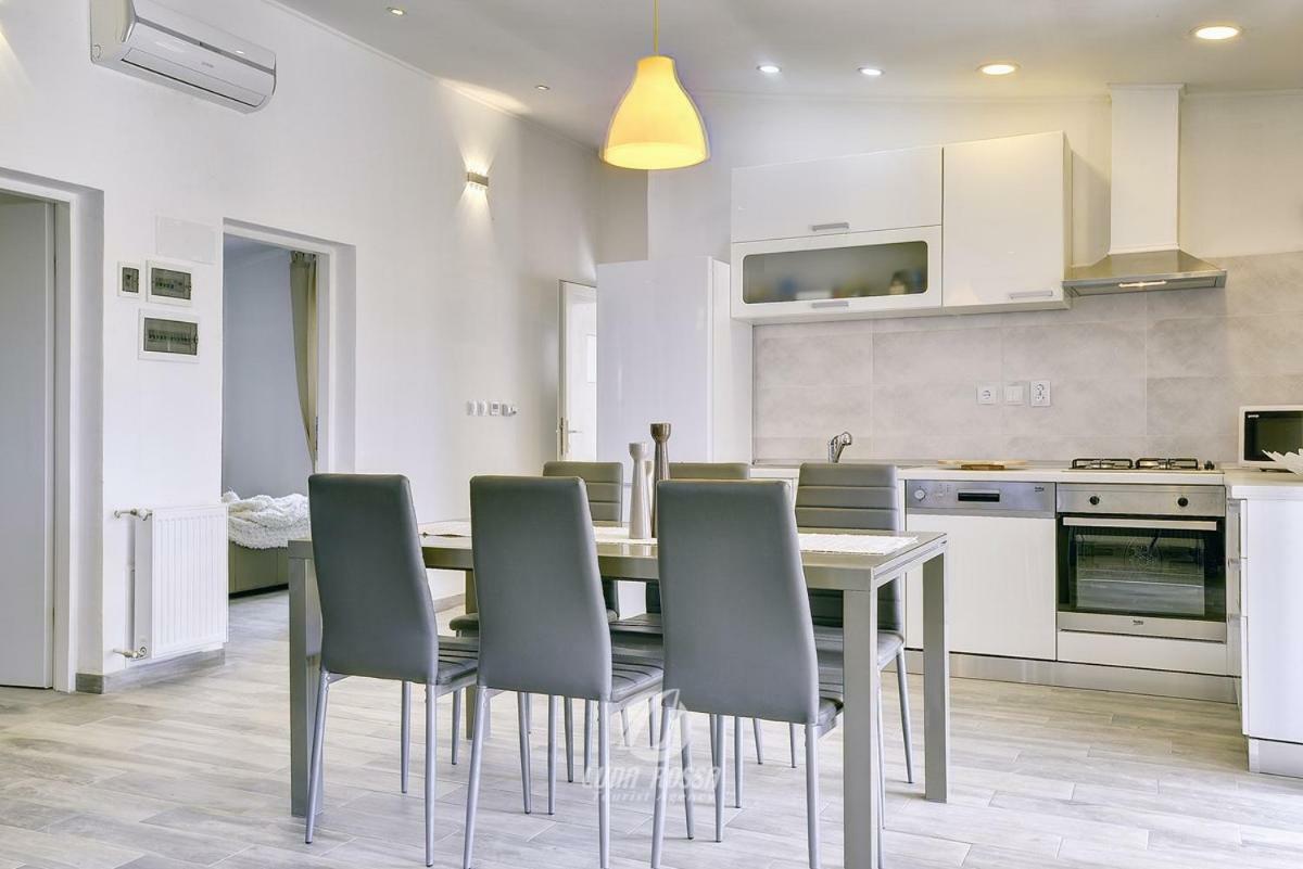 Villa Emily Peroj Extérieur photo